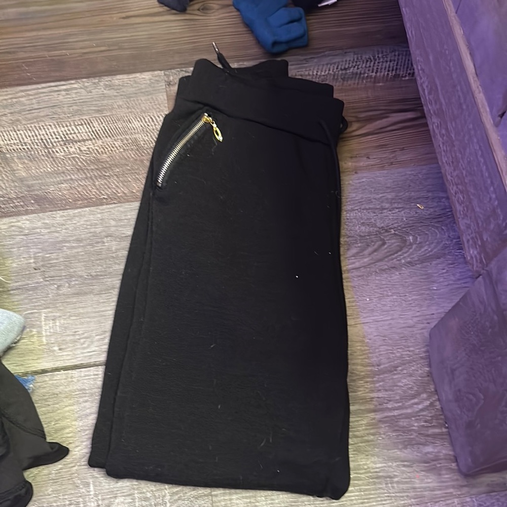 Black sweatpants new hood condition large just doesn’t fit me